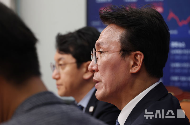 [서울=뉴시스] 고승민 기자 = 김민석 더불어민주당 상임 공동선대위원장이 4일 서울 여의도 국회에서 '총체적 내란 극복과 민주당의 필승전략'을 주제로 기자간담회를 하고 있다. 2025.05.04. kkssmm99@newsis.com