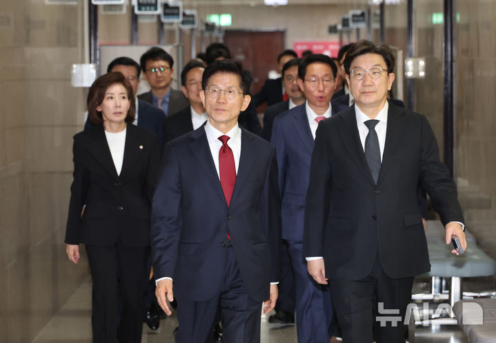 [서울=뉴시스] 고승민 기자 = 김문수 국민의힘 대선 후보가 4일 서울 여의도 국회에서 열린 선거대책위원회에 참석하고 있다. 2025.05.04. kkssmm99@newsis.com