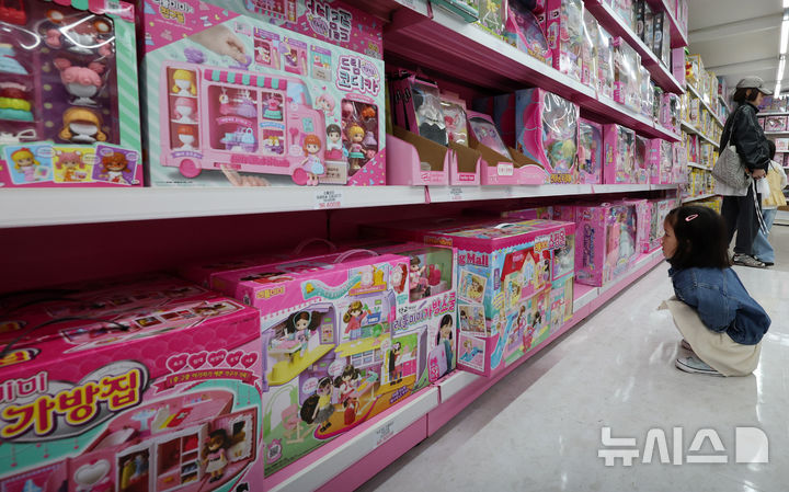 [서울=뉴시스] 이영환 기자 = 어린이날을 하루 앞둔 4일 서울 종로구 동대문 문구·완구 도매 종합시장을 찾은 한 어린이가 장난감을 고르고 있다. 2025.05.04. 20hwan@newsis.com