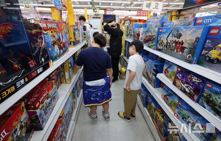 [서울=뉴시스] 이영환 기자 = 어린이날을 하루 앞둔 4일 서울 종로구 동대문 문구·완구 도매 종합시장을 찾은 어린이들이 장난감을 고르고 있다. 2025.05.04. 20hwan@newsis.com