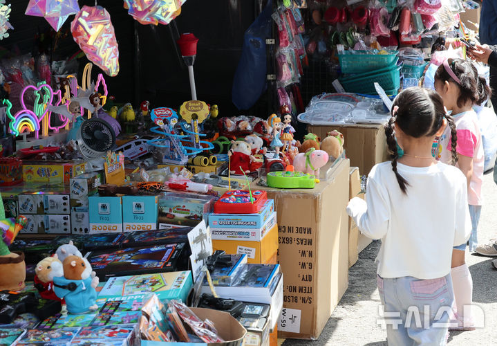 [서울=뉴시스] 이영환 기자 = 어린이날을 하루 앞둔 4일 서울 종로구 동대문 문구·완구 도매 종합시장을 찾은 어린이들이 장난감 구경을 하고 있다. 2025.05.04. 20hwan@newsis.com