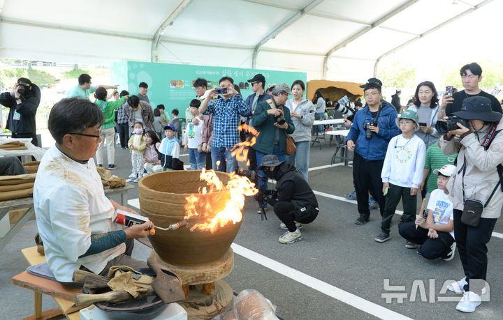 [울산=뉴시스] 배병수 기자 = 2025 울산 옹기축제가 열리고 있는 4일 오전 울주군 외고산 옹기마을 문화박물관앞에서 허진규 옹기장인이 옹기제작 시연회를 하고 있다. 2025.05.04.bbs@newsis.com.
