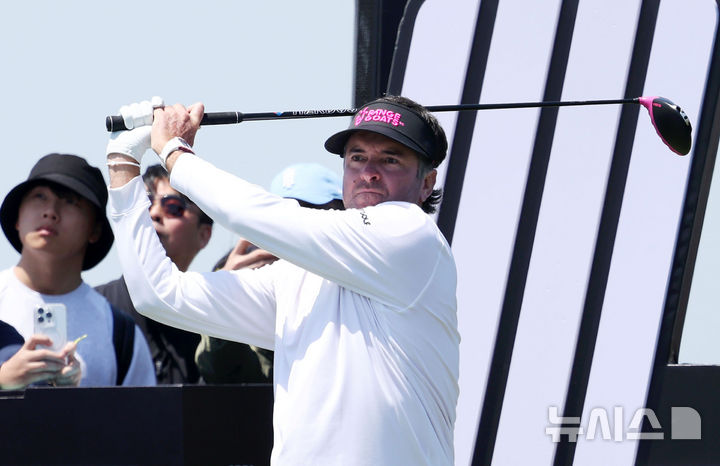 [인천=뉴시스] 홍효식 기자 = 버바 왓슨이 4일 인천 송도동 잭 니클라우스 골프클럽 코리아에서 열린 LIV 골프 코리아 최종 라운드 2번홀에서 티샷을 하고 있다. 2025.05.04. yesphoto@newsis.com