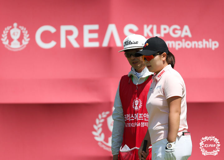 [서울=뉴시스] 최진석 기자 = 홍정민이 4일 경기 양주에 위치한 레이크우드CC에서 열린 '크리스에프앤씨 제47회 KLPGA 챔피언십' 최종라운드 5번홀에서 그린을 파악하고 있다. (사진=KLPGA 제공) 2025.05.04. photo@newsis.com *재판매 및 DB 금지