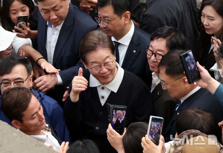 [단양=뉴시스] 조성봉 기자 = 민심을 청취하는 '경청 투어'에 나선 이재명 더불어민주당 대선후보가 4일 충북 단양구경시장에서 시민들에게 인사를 하고 있다.2025.05.04. suncho21@newsis.com