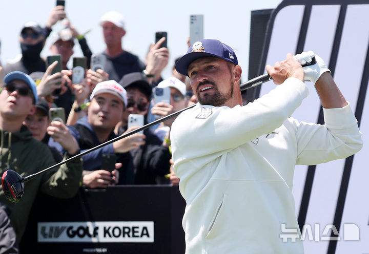 [인천=뉴시스] 홍효식 기자 = 브라이슨 디섐보가 4일 인천 송도동 잭 니클라우스 골프클럽 코리아에서 열린 LIV 골프 코리아 최종 라운드 2번홀에서 티샷을 하고 있다. 2025.05.04. yesphoto@newsis.com