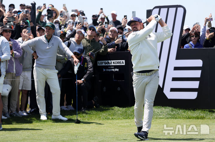 [인천=뉴시스] 홍효식 기자 = 브라이슨 디섐보가 4일 인천 송도동 잭 니클라우스 골프클럽 코리아에서 열린 LIV 골프 코리아 최종 라운드 2번홀에서 티샷을 하고 있다. 2025.05.04. yesphoto@newsis.com