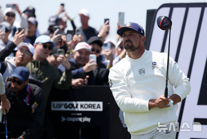 [인천=뉴시스] 홍효식 기자 = 브라이슨 디섐보가 4일 인천 송도동 잭 니클라우스 골프클럽 코리아에서 열린 LIV 골프 코리아 최종 라운드 2번홀에서 티샷을 하고 있다. 2025.05.04. yesphoto@newsis.com