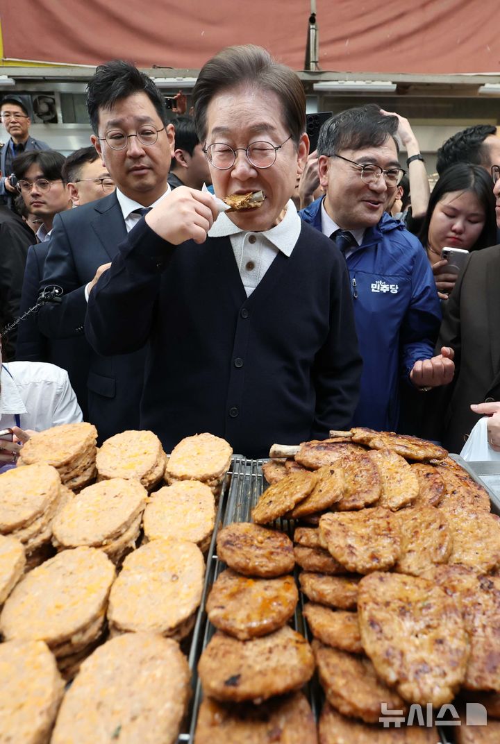 [단양=뉴시스] 조성봉 기자 = 민심을 청취하는 '경청 투어'에 나선 이재명 더불어민주당 대선후보가 4일 충북 단양구경시장에서 떡갈비를 맛보고 있다. 2025.05.04. suncho21@newsis.com