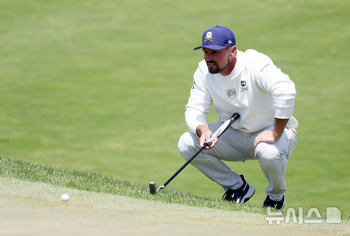 [인천=뉴시스] 홍효식 기자 = 브라이슨 디섐보가 4일 인천 송도동 잭 니클라우스 골프클럽 코리아에서 열린 LIV 골프 코리아 최종 라운드 1번홀에서 퍼팅 전 그린을 확인하고 있다. 2025.05.04. yesphoto@newsis.com