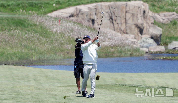 [인천=뉴시스] 홍효식 기자 = 브라이슨 디섐보가 4일 인천 송도동 잭 니클라우스 골프클럽 코리아에서 열린 LIV 골프 코리아 최종 라운드 1번홀에서 세컨드 샷을 하고 있다. 2025.05.04. yesphoto@newsis.com