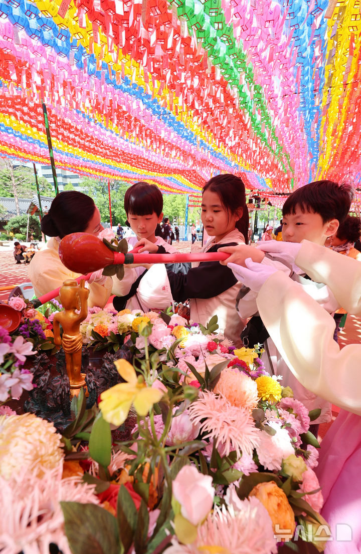 [서울=뉴시스] 이영환 기자 = 부처님오신날을 하루 앞둔 4일 오후 서울 종로구 조계사에서 어린이들이 관불의식을 하고 있다. 2025.05.04. 20hwan@newsis.com