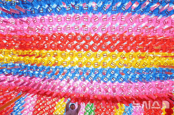 [서울=뉴시스] 이영환 기자 = 부처님오신날을 하루 앞둔 4일 오후 서울 종로구 조계사에서 관계자가 연등을 달고 있다. 2025.05.04. 20hwan@newsis.com