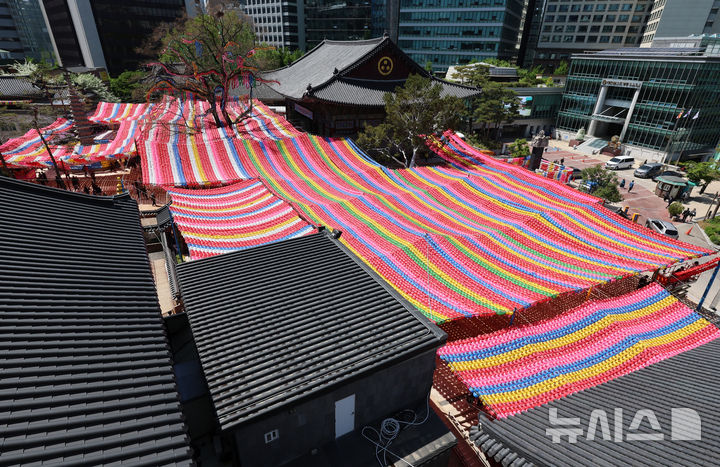 [서울=뉴시스] 이영환 기자 = 부처님오신날을 하루 앞둔 4일 오후 서울 종로구 조계사에 연등이 달려있다. 2025.05.04. 20hwan@newsis.com