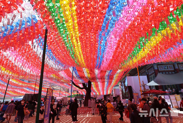 [서울=뉴시스] 이영환 기자 = 부처님오신날을 하루 앞둔 4일 오후 서울 종로구 조계사에 연등이 달려있다. 2025.05.04. 20hwan@newsis.com