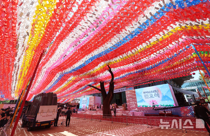 [서울=뉴시스] 이영환 기자 = 부처님오신날을 하루 앞둔 4일 오후 서울 종로구 조계사에서 관계자들이 법요식 준비를 하고 있다. 2025.05.04. 20hwan@newsis.com