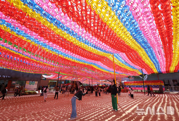 [서울=뉴시스] 이영환 기자 = 부처님오신날을 하루 앞둔 4일 오후 서울 종로구 조계사에서 관광객들이 기념촬영을 하고 있다. 2025.05.04. 20hwan@newsis.com