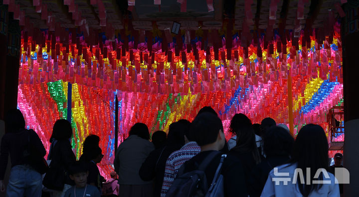 [서울=뉴시스] 이영환 기자 = 부처님오신날을 하루 앞둔 4일 오후 서울 종로구 조계사에 연등이 달려있다. 2025.05.04. 20hwan@newsis.com