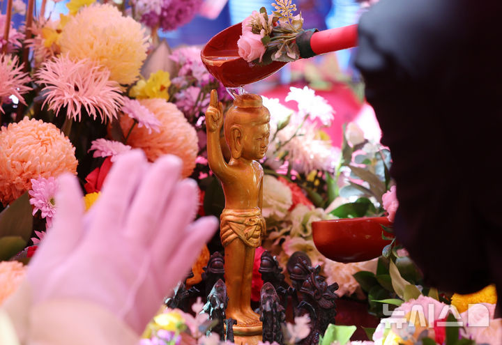 [서울=뉴시스] 이영환 기자 = 부처님오신날을 하루 앞둔 4일 오후 서울 종로구 조계사에서 불자들이 관불의식을 하고 있다. 2025.05.04. 20hwan@newsis.com