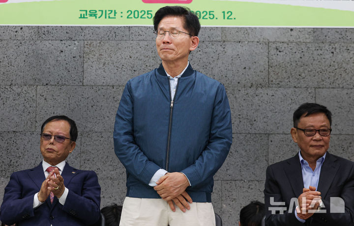 [포천=뉴시스] 권창회 기자 = 김문수 국민의힘 대선 후보가 4일 경기 포천시 한센인마을을 방문해 간담회를 갖고 인사말 도중 감정에 복받쳐오르고 하고 있다. 2025.05.04. kch0523@newsis.com