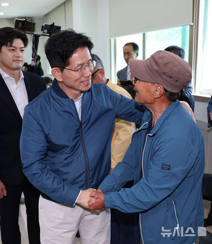 [포천=뉴시스] 권창회 기자 = 김문수 국민의힘 대선 후보가 4일 경기 포천시 한센인마을을 방문해 마을주민들과 인사하고 있다. 2025.05.04. kch0523@newsis.com