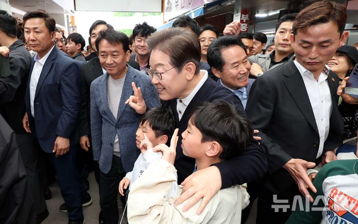 [영월=뉴시스] 조성봉 기자 = 민심을 청취하는 '경청 투어'에 나선 이재명 더불어민주당 대선후보가 4일 강원 영월서부시장에서 어린이들과 기념촬영을 있다. 2025.05.04. suncho21@newsis.com