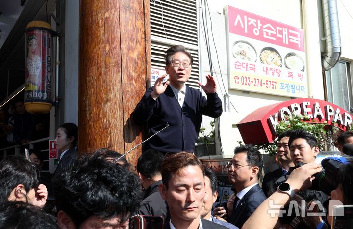 [영월=뉴시스] 조성봉 기자 = 민심을 청취하는 '경청 투어'에 나선 이재명 더불어민주당 대선후보가 지난 4일 강원 영월서부시장에서 시민들에게 즉흥 연설을 하고 있다. 2025.05.04. suncho21@newsis.com