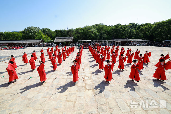 [서울=뉴시스] 이영환 기자 = 4일 오후 서울 종로구 종묘 정전에서 봉행된 '종묘대제'에서 무용수들이 종묘제례악에 맞춰 일무를 펼치고 있다. (공동취재) 2025.05.04. photo@newsis.com
