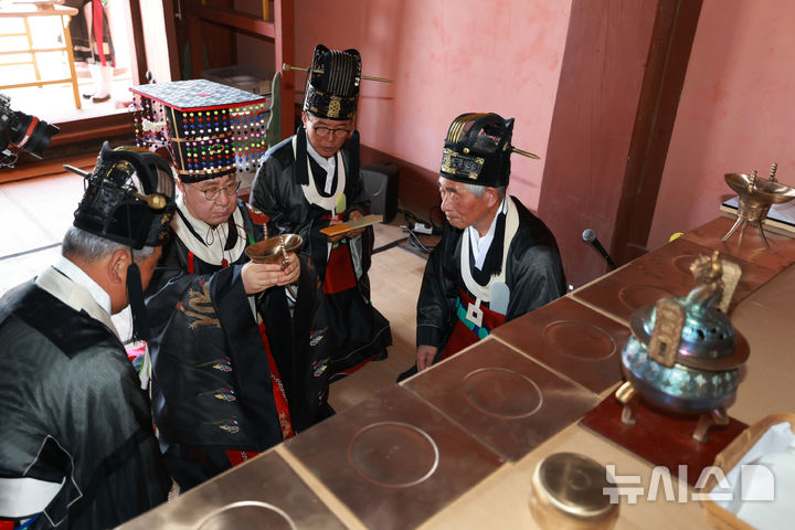 [서울=뉴시스] 이영환 기자 = 4일 오후 서울 종로구 종묘에서 봉행된 '종묘대제'에서 신관례가 진행되고 있다. 신관례는 날이 밝아오는 때 올창주를 땅에 부어 신을 맞이하는 의식이다. (공동취재) 2025.05.04. photo@newsis.com