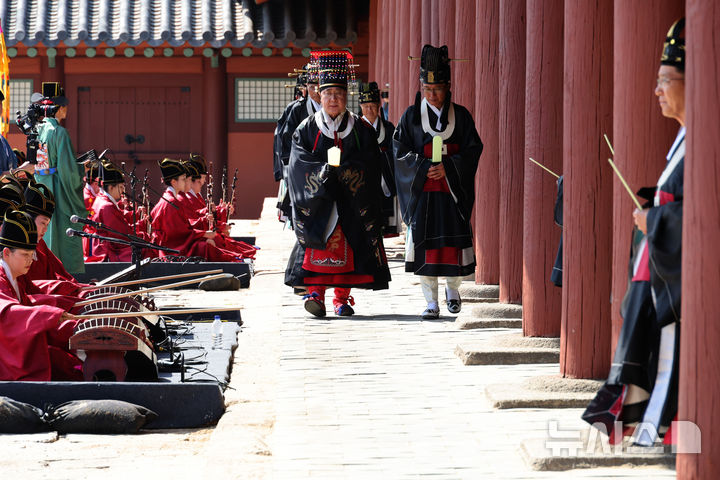 [서울=뉴시스] 이영환 기자 = 4일 오후 서울 종로구 종묘에서 종묘대제가 봉행되고 있다. (공동취재) 2025.05.04. photo@newsis.com