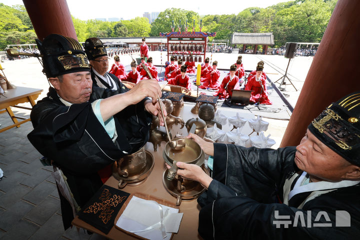 [서울=뉴시스] 이영환 기자 = 4일 오후 서울 종로구 종묘에서 봉행된 '종묘대제'에서 종헌례(신에게 세 번째 술잔을 올리는 의식)가 진행되고 있다. (공동취재) 2025.05.04. photo@newsis.com