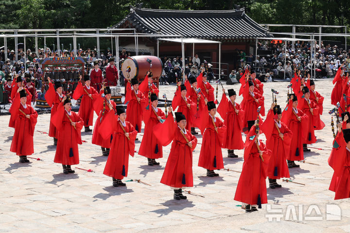 [서울=뉴시스] 이영환 기자 = 4일 오후 서울 종로구 종묘 정전에서 봉행된 '종묘대제'에서 무용수들이 종묘제례악에 맞춰 일무를 펼치고 있다. (공동취재) 2025.05.04. photo@newsis.com