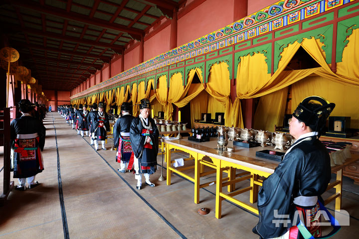 [서울=뉴시스] 이영환 기자 = 4일 오후 서울 종로구 종묘에서 봉행된 '종묘대제'에서 취위가 진행되고 있다. 취위는 제향을 시작하기 전 제관들이 정해진 자리에 서는 절차이다. (공동취재) 2025.05.04. photo@newsis.com