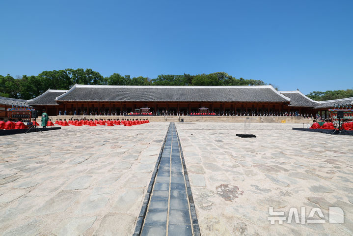 [서울=뉴시스] 이영환 기자 = 4일 오후 서울 종로구 종묘에서 종묘대제가 봉행되고 있다. (공동취재) 2025.05.04. photo@newsis.com