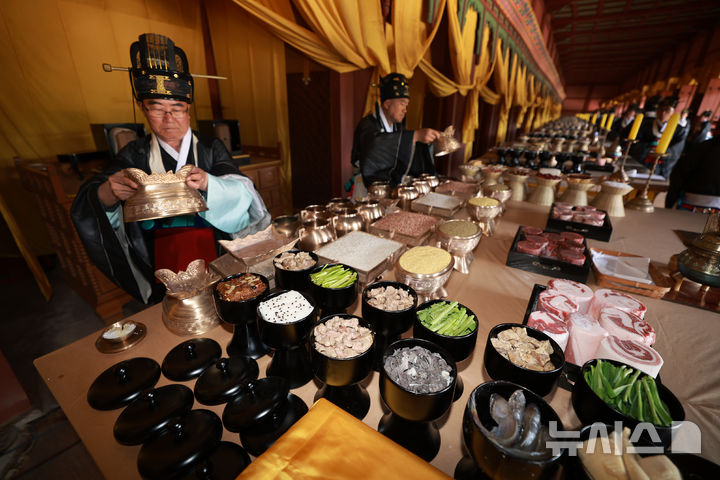 [서울=뉴시스] 이영환 기자 = 4일 오후 서울 종로구 종묘에서 종묘대제가 봉행되고 있다. (공동취재) 2025.05.04. photo@newsis.com