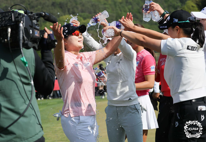 [서울=뉴시스] 이영환 기자 = 4일 경기 양주 레이크우드CC에서 열린 '크리스에프앤씨 제47회 KLPGA 챔피언십' 최종라운드에서 우승을 차지한 홍정민이 축하 물세례를 받고 있다. (사진=KLPGA 제공) 2025.05.04. photo@newsis.com *재판매 및 DB 금지