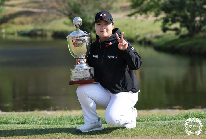 [서울=뉴시스] 이영환 기자 = 4일 경기 양주 레이크우드CC에서 열린 '크리스에프앤씨 제47회 KLPGA 챔피언십' 최종라운드에서 우승을 차지한 홍정민이 기념촬영을 하고 있다. (사진=KLPGA 제공) 2025.05.04. photo@newsis.com *재판매 및 DB 금지