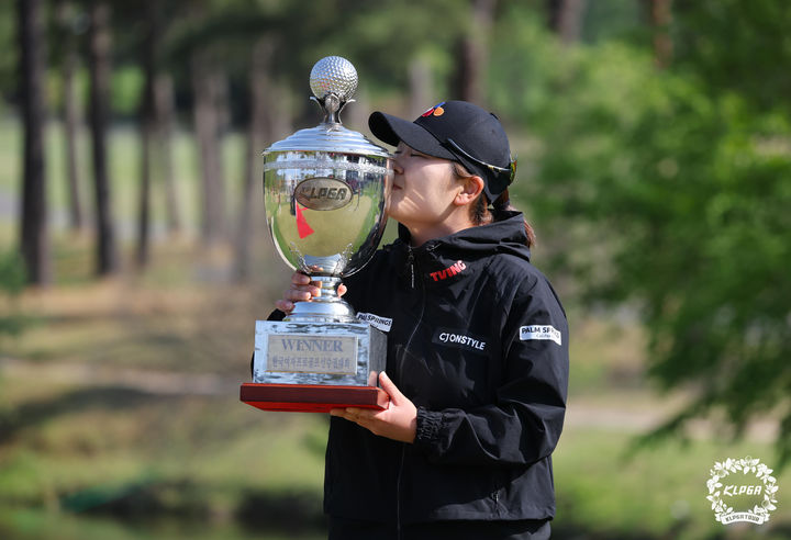[서울=뉴시스] 이영환 기자 = 지난 4일 경기 양주 레이크우드CC에서 열린 '크리스에프앤씨 제47회 KLPGA 챔피언십' 최종라운드에서 우승을 차지한 홍정민이 기념촬영을 하고 있다. (사진=KLPGA 제공) 2025.05.04. photo@newsis.com *재판매 및 DB 금지