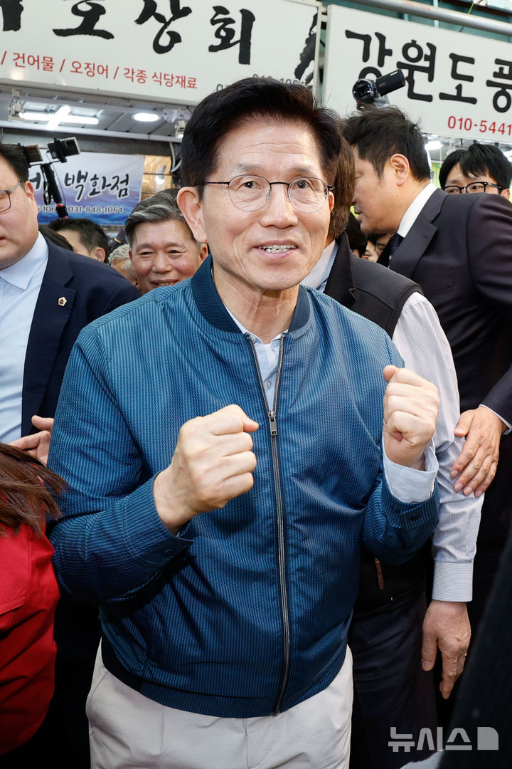 [의정부=뉴시스] 권창회 기자 = 김문수 국민의힘 대선 후보가 4일 경기 의정부시 의정부제일시장을 방문해 두주먹을 불끈 쥐고 있다. (공동취재) 2025.05.04. photo@newsis.com