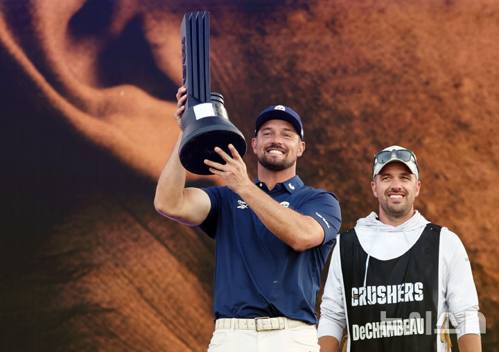 [인천=뉴시스] 홍효식 기자 = 브라이슨 디섐보가 4일 인천 연수구 송도 잭 니클라우스 골프클럽 코리아에서 열린 LIV 골프 코리아 시상식에서 우승 세리머니를 하고 있다. 2025.05.04. yesphoto@newsis.com