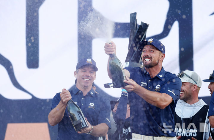 [인천=뉴시스] 홍효식 기자 = 브라이슨 디섐보가 4일 인천 연수구 송도 잭 니클라우스 골프클럽 코리아에서 열린 LIV 골프 코리아 시상식에서 우승 세리머니를 하고 있다. 2025.05.04. yesphoto@newsis.com