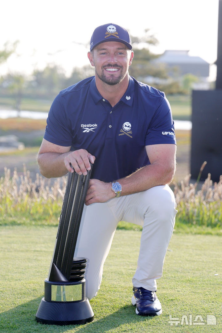 [인천=뉴시스] 홍효식 기자 = 브라이슨 디섐보가 4일 인천 연수구 송도 잭 니클라우스 골프클럽 코리아에서 열린 LIV 골프 코리아에서 우승해 트로피와 포즈를 취하고 있다. 2025.05.04. yesphoto@newsis.com