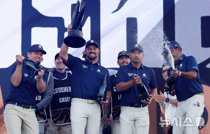 [인천=뉴시스] 홍효식 기자 = 브라이슨 디섐보(왼쪽 두번째)가 이끄는 크러셔스 GC 팀이 4일 인천 연수구 송도 잭 니클라우스 골프클럽 코리아에서 열린 LIV 골프 코리아 시상식에서 우승 세리머니를 하고 있다. 2025.05.04. yesphoto@newsis.com