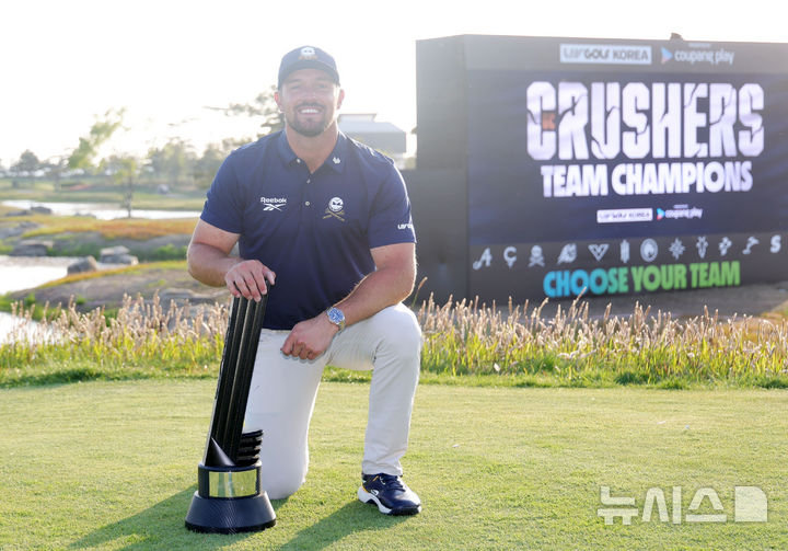 [인천=뉴시스] 홍효식 기자 = 브라이슨 디섐보가 4일 인천 연수구 송도 잭 니클라우스 골프클럽 코리아에서 열린 LIV 골프 코리아에서 우승해 트로피를 들고 포즈를 취하고 있다. 2025.05.04. yesphoto@newsis.com