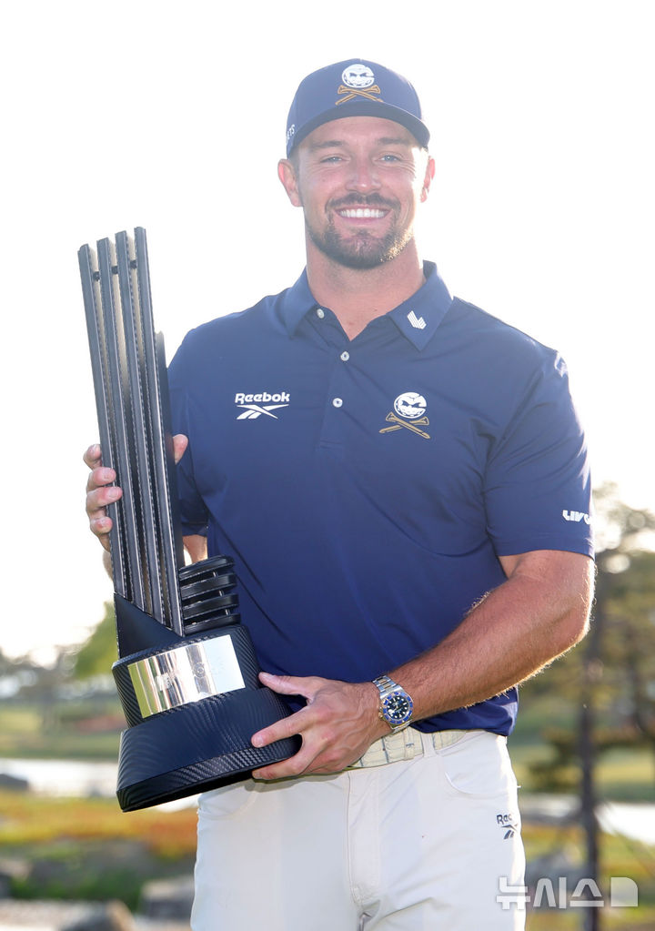 [인천=뉴시스] 홍효식 기자 = 브라이슨 디섐보가 4일 인천 연수구 송도 잭 니클라우스 골프클럽 코리아에서 열린 LIV 골프 코리아에서 우승해 트로피를 들고 포즈를 취하고 있다. 2025.05.04. yesphoto@newsis.com