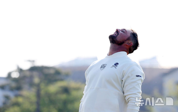 [인천=뉴시스] 홍효식 기자 = 브라이슨 디섐보가 4일 인천 연수구 송도 잭 니클라우스 골프클럽 코리아에서 열린 LIV 골프 코리아 최종 라운드 18번홀에서 챔피언이 결정되자 기뻐하고 있다. 2025.05.04. yesphoto@newsis.com