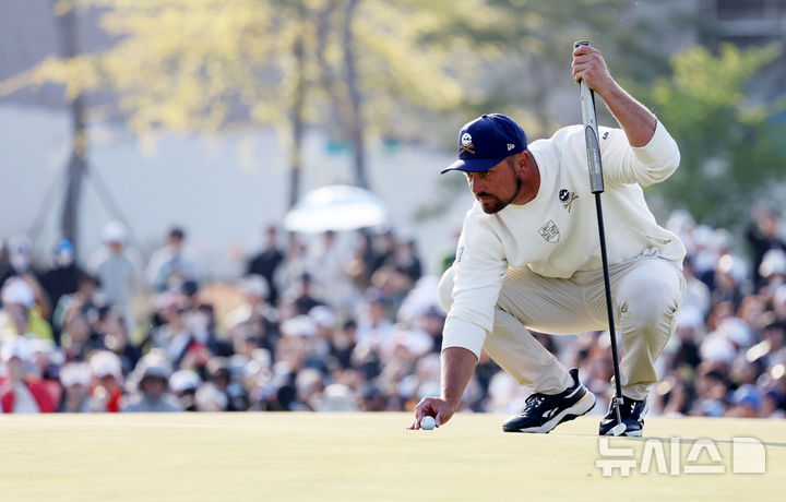 [인천=뉴시스] 홍효식 기자 = 브라이슨 디섐보가 4일 인천 연수구 송도 잭 니클라우스 골프클럽 코리아에서 열린 LIV 골프 코리아 최종 라운드 18번홀에서 퍼팅 전 그린을 확인하고 있다. 2025.05.04. yesphoto@newsis.com