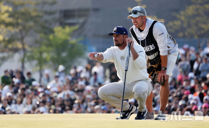 [인천=뉴시스] 홍효식 기자 = 브라이슨 디섐보가 4일 인천 연수구 송도 잭 니클라우스 골프클럽 코리아에서 열린 LIV 골프 코리아 최종 라운드 18번홀에서 퍼팅 전 그린을 확인하고 있다. 2025.05.04. yesphoto@newsis.com
