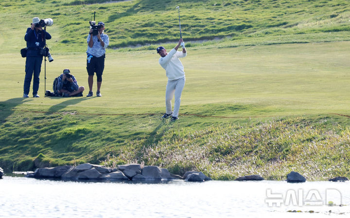 [인천=뉴시스] 홍효식 기자 = 브라이슨 디섐보가 4일 인천 연수구 송도 잭 니클라우스 골프클럽 코리아에서 열린 LIV 골프 코리아 최종 라운드 18번홀에서 세컨드 샷을 하고 있다. 2025.05.04. yesphoto@newsis.com