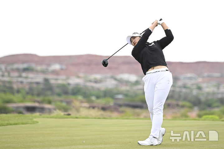 [아이빈스=AP/뉴시스] 유해란이 4일(현지 시간) 미 유타주 아이빈스 블랙 데저트 리조트에서 열린 미국여자프로골프(LPGA) 투어 신설 대회 블랙 데저트 챔피언십 9번 홀에서 티샷하고 있다. 유해란은 첫날부터 선두를 놓치지 않고 최종 합계 26언더파 262타를 기록하며 '와이어 투 와이어' 우승을 차지했고 통산 3승을 올렸다. 2025.05.05.